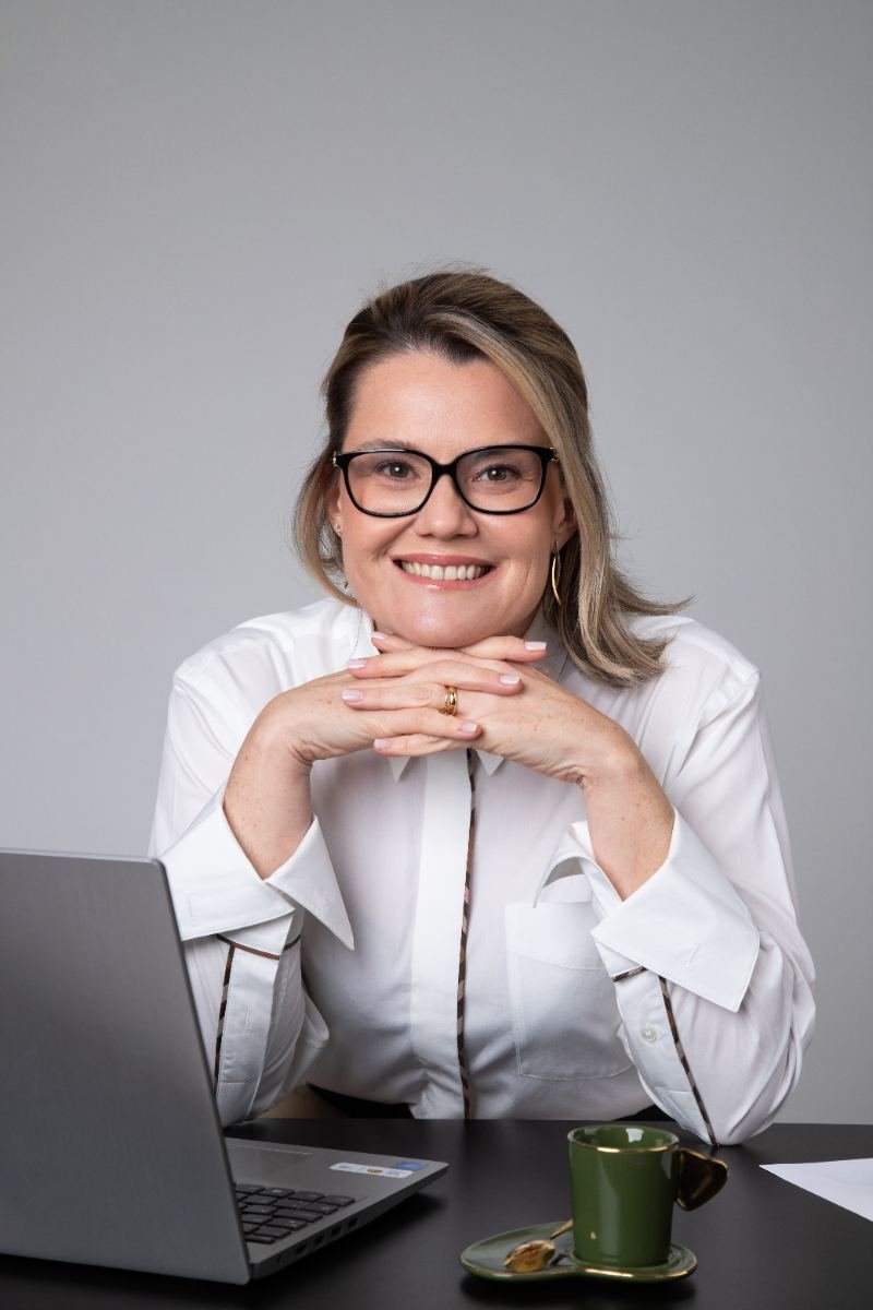 Dra. Aline Coelho Gonçalves sorrindo