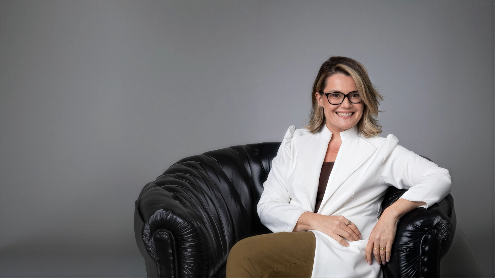 Dra. Aline Coelho Gonçalves no consultório