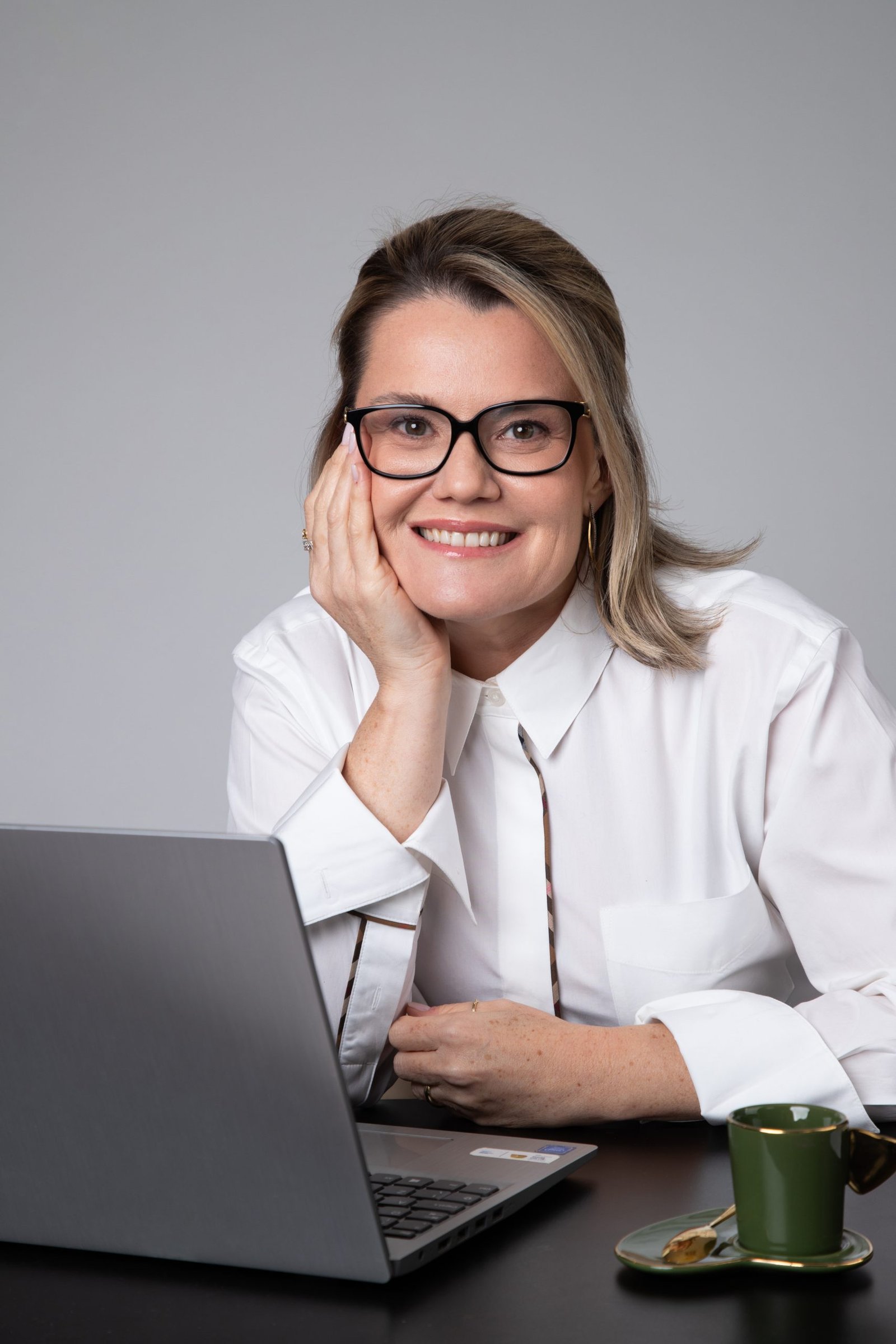 Dra. Aline durante atendimento