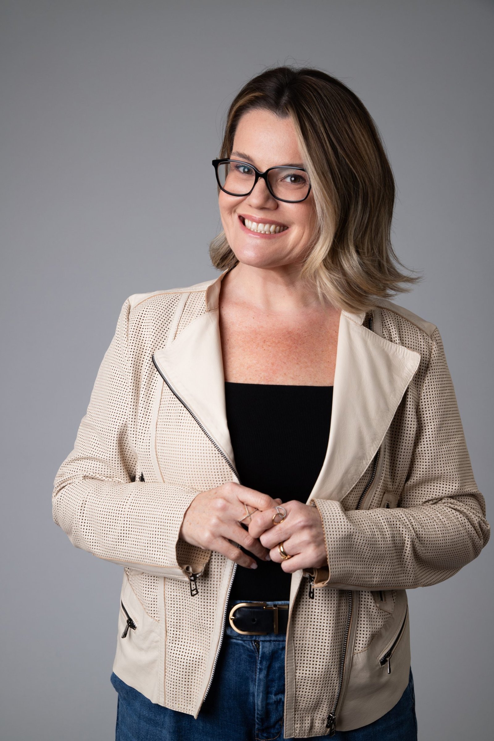 Dra. Aline Coelho Gonçalves em pé