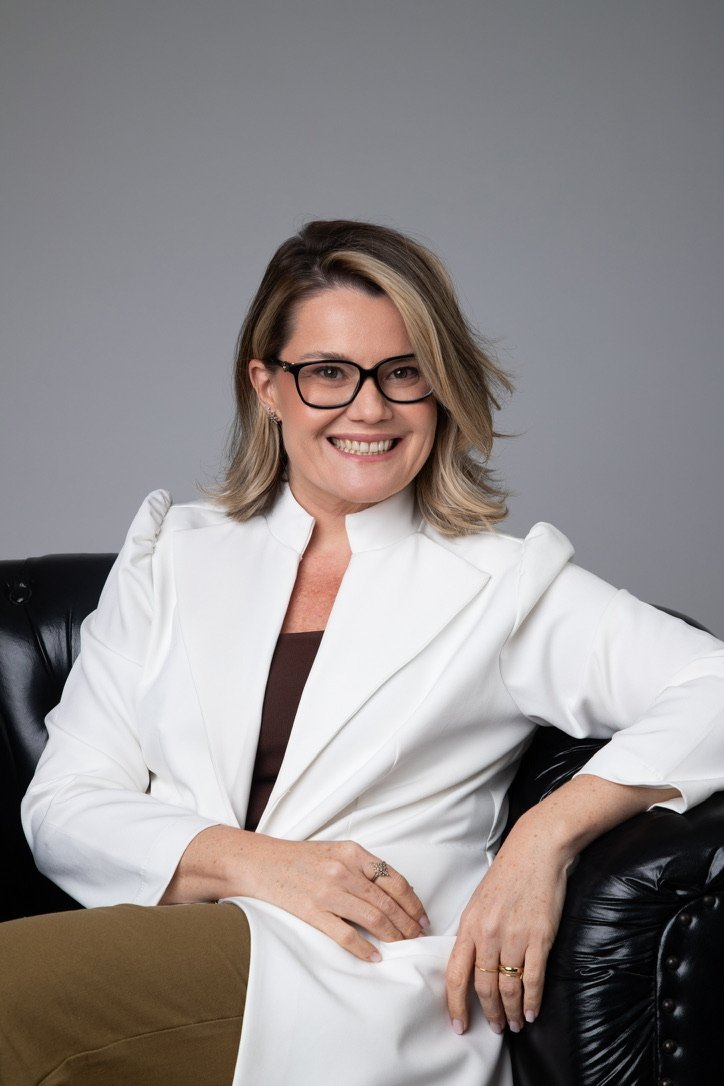 Dra. Aline Coelho Gonçalves sentada